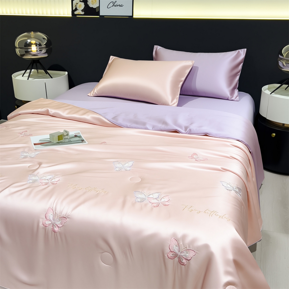91家纺网 家纺一手货源 找家纺 兄弟坊 2026新款水洗冰丝刺绣夏被夏凉被夏被四件套 蝴蝶-淡粉