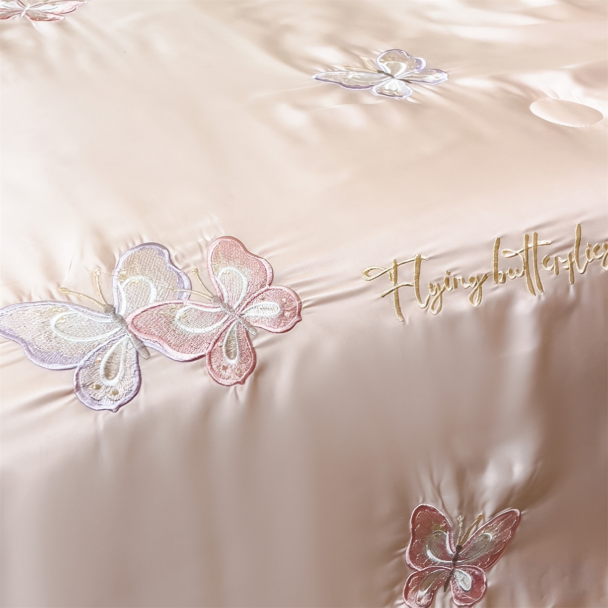 91家纺网 家纺一手货源 找家纺 兄弟坊 2026新款水洗冰丝刺绣夏被夏凉被夏被四件套 蝴蝶-淡粉