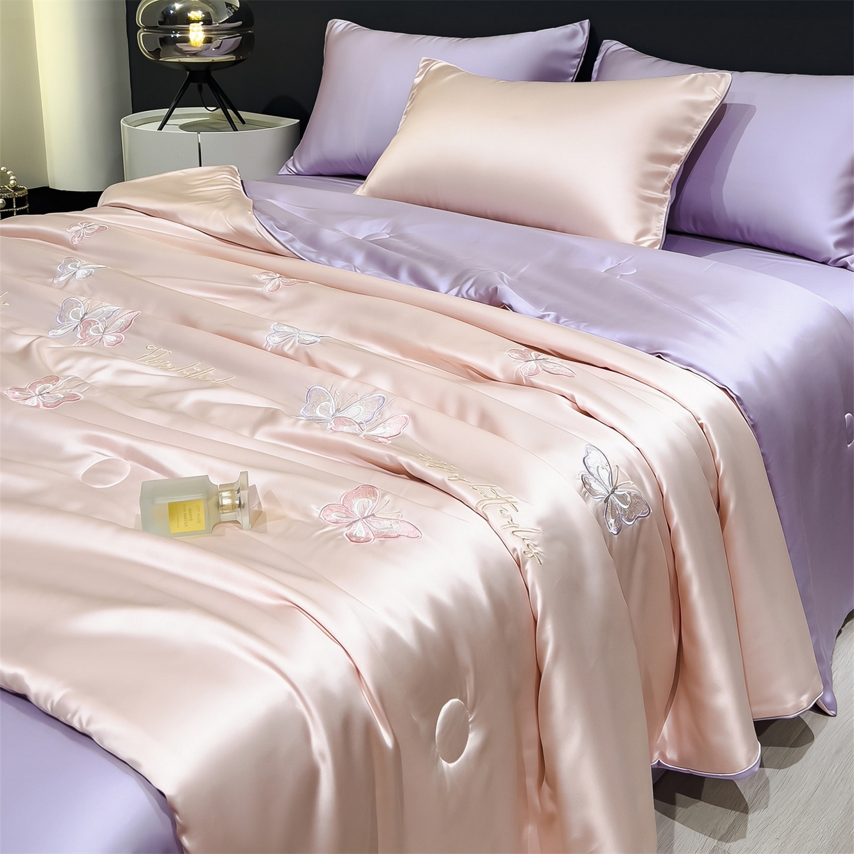 91家纺网 家纺一手货源 找家纺 兄弟坊 2026新款水洗冰丝刺绣夏被夏凉被夏被四件套 蝴蝶-淡粉