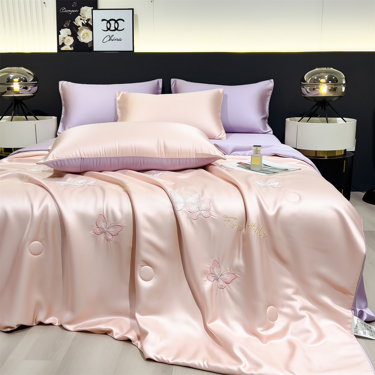 91家纺网 家纺一手货源 找家纺 兄弟坊 2026新款水洗冰丝刺绣夏被夏凉被夏被四件套 蝴蝶-淡粉