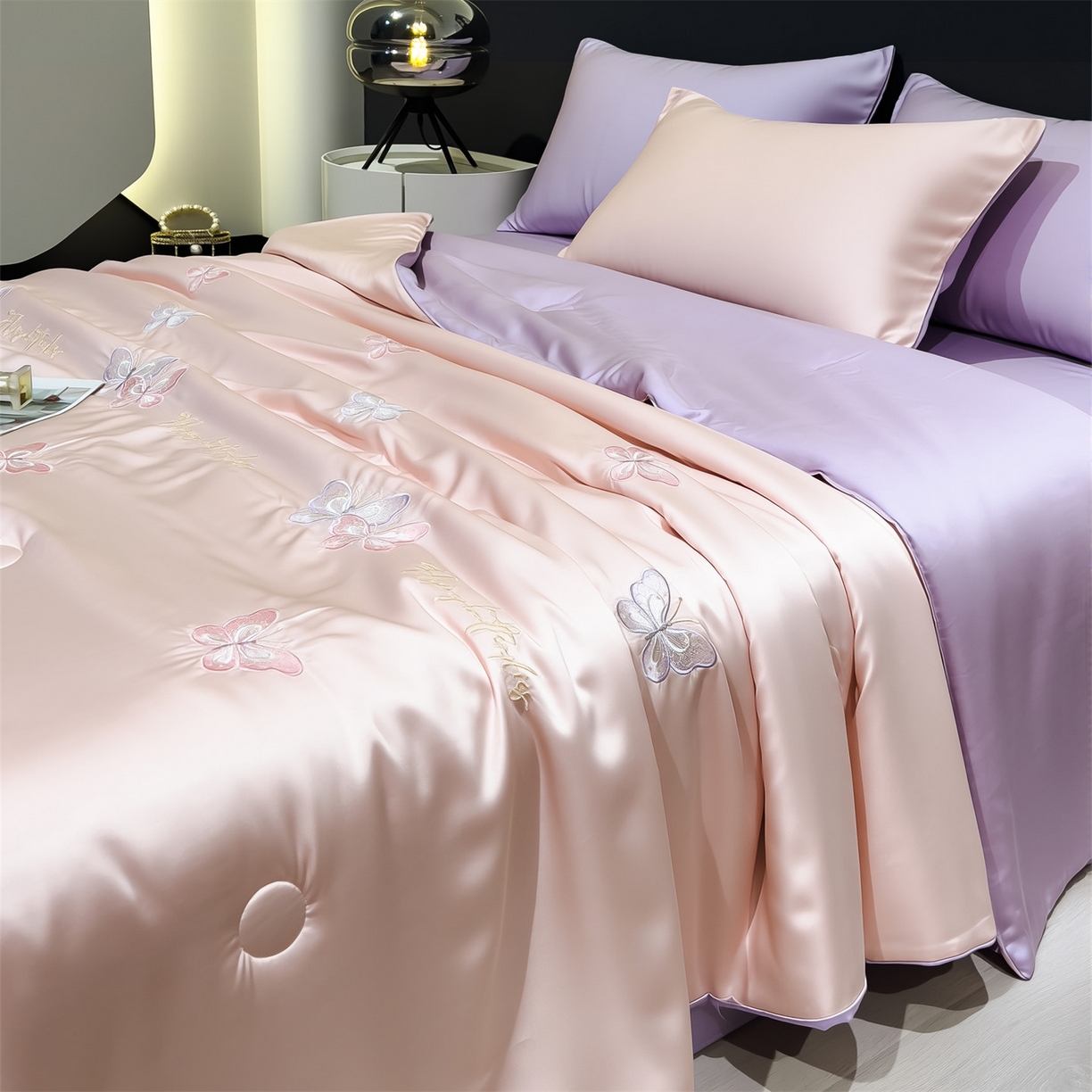 91家纺网 家纺一手货源 找家纺 兄弟坊 2026新款水洗冰丝刺绣夏被夏凉被夏被四件套 蝴蝶-淡粉