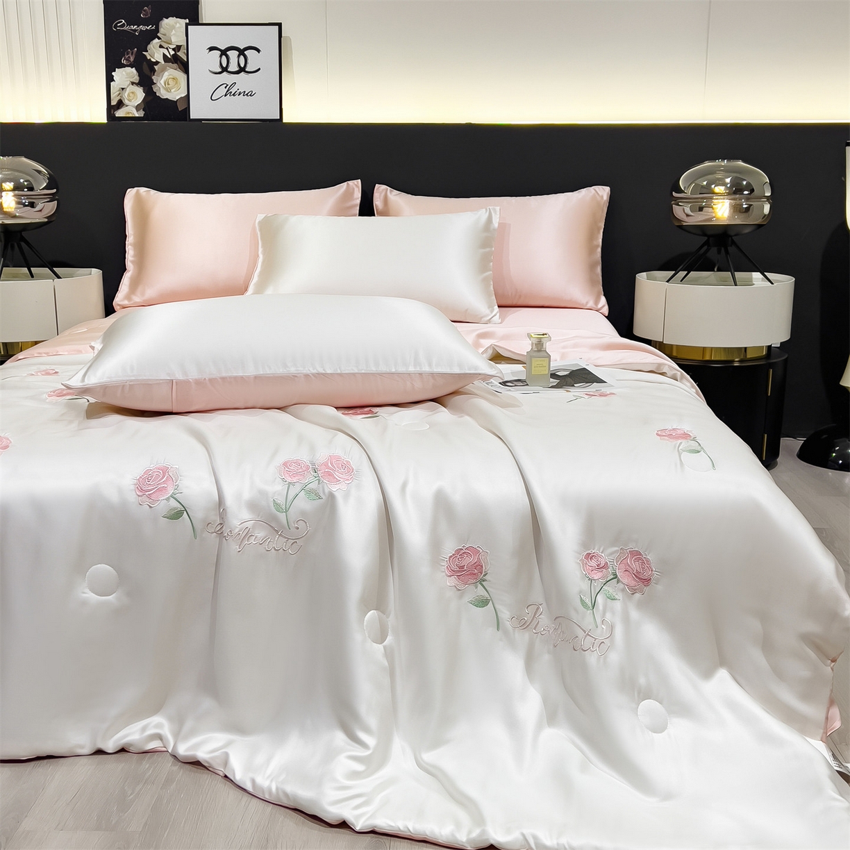 91家纺网 家纺一手货源 找家纺 兄弟坊 2026新款水洗冰丝刺绣夏被夏凉被夏被四件套 花伴眠-粉色