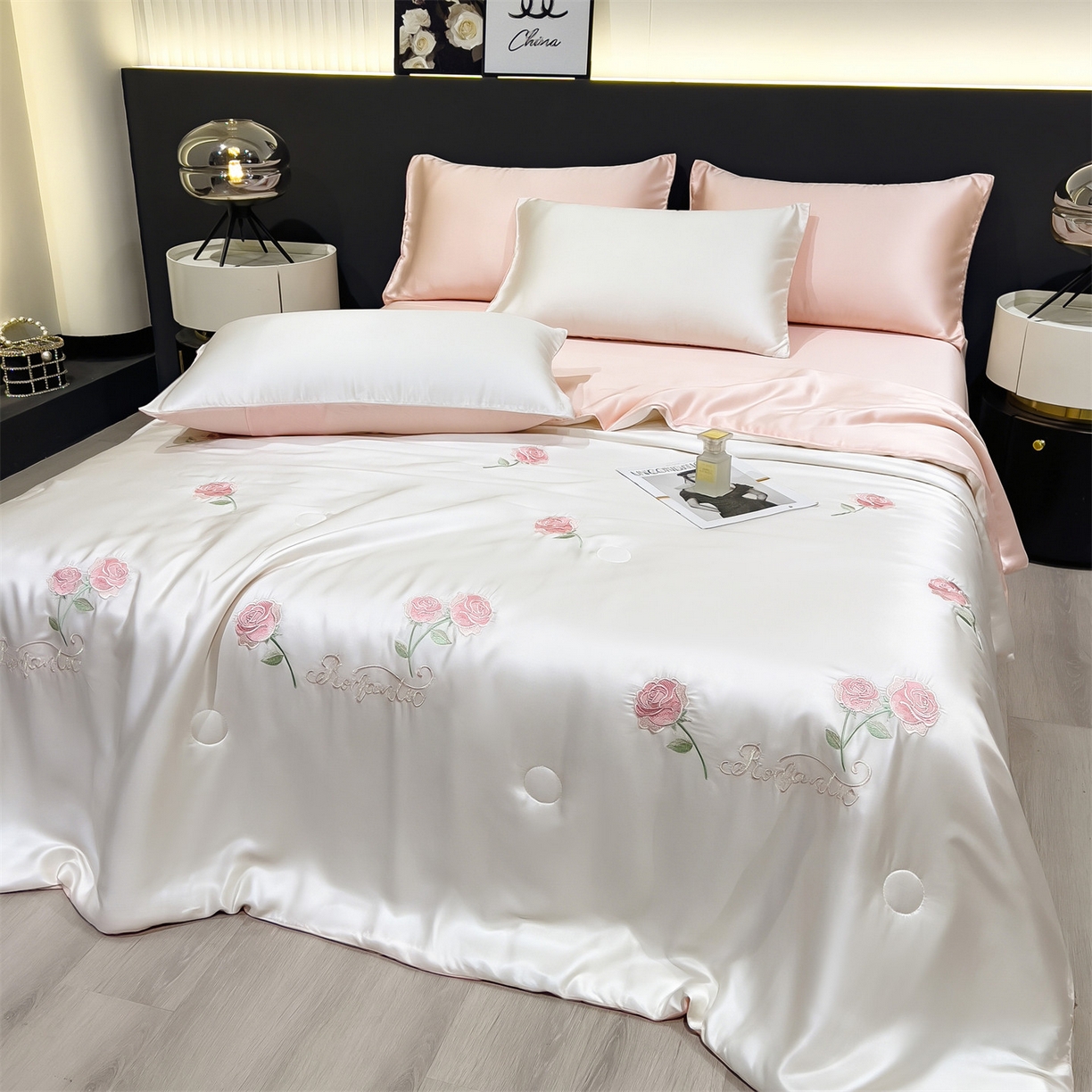 91家纺网 家纺一手货源 找家纺 兄弟坊 2026新款水洗冰丝刺绣夏被夏凉被夏被四件套 花伴眠-粉色