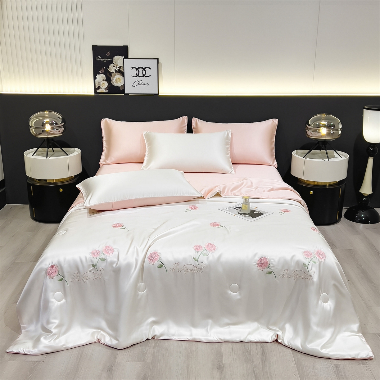 91家纺网 家纺一手货源 找家纺 兄弟坊 2026新款水洗冰丝刺绣夏被夏凉被夏被四件套 花伴眠-粉色