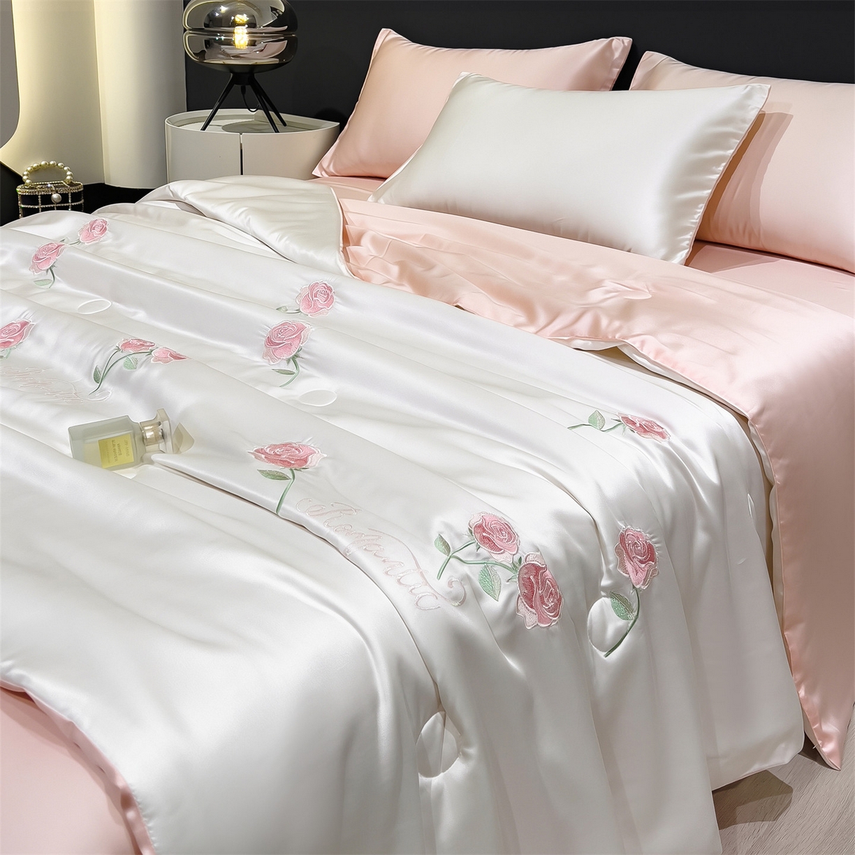 91家纺网 家纺一手货源 找家纺 兄弟坊 2026新款水洗冰丝刺绣夏被夏凉被夏被四件套 花伴眠-粉色