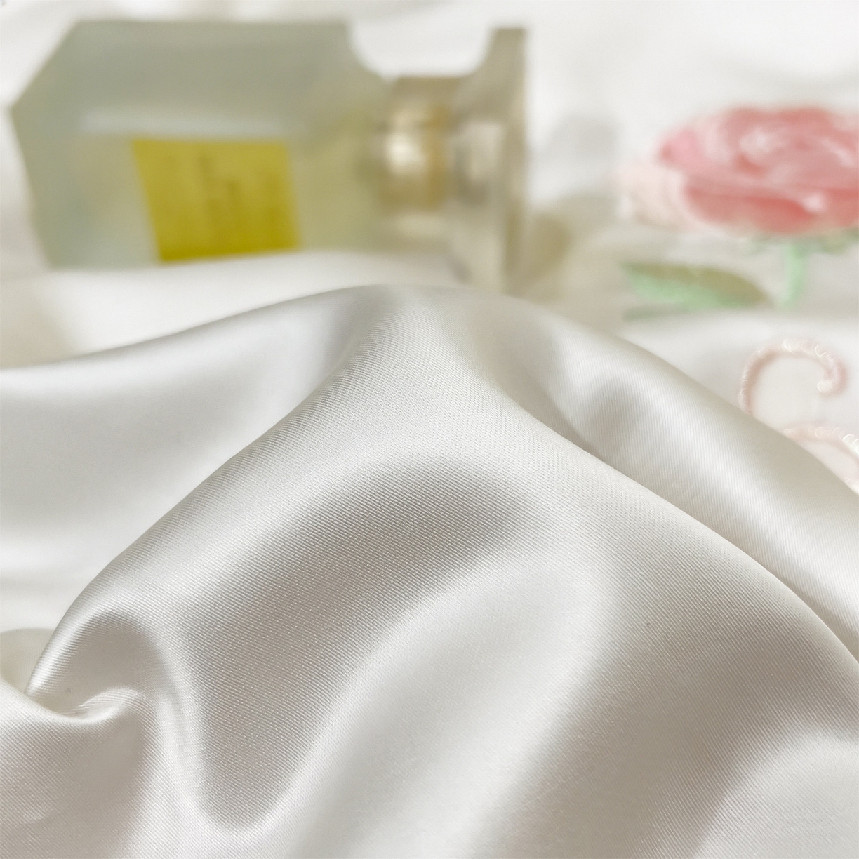 91家纺网 家纺一手货源 找家纺 兄弟坊 2026新款水洗冰丝刺绣夏被夏凉被夏被四件套 花伴眠-粉色