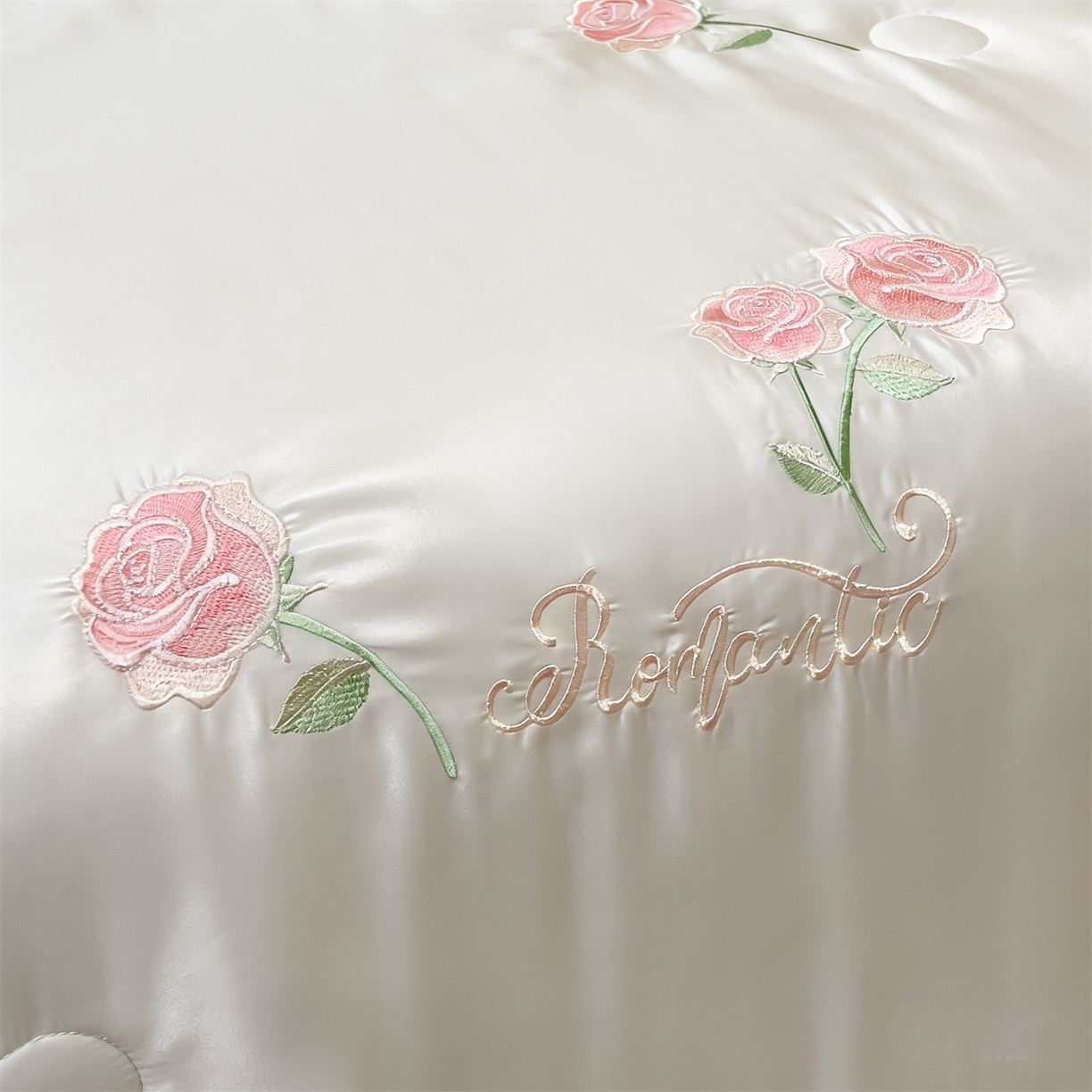 91家纺网 家纺一手货源 找家纺 兄弟坊 2026新款水洗冰丝刺绣夏被夏凉被夏被四件套 花伴眠-粉色