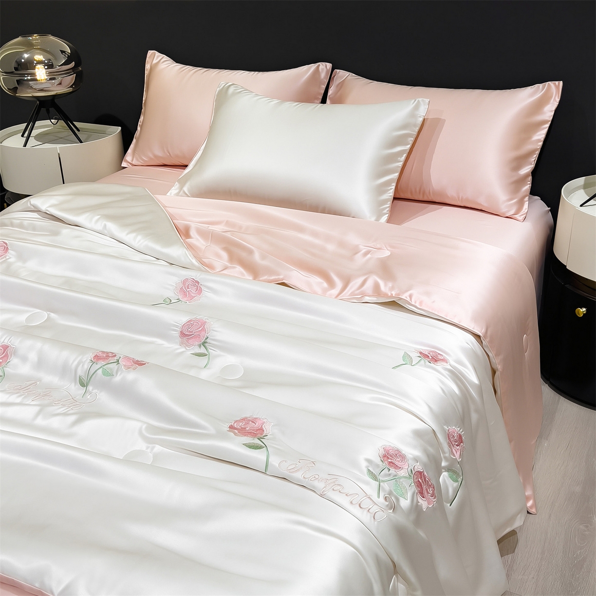 91家纺网 家纺一手货源 找家纺 兄弟坊 2026新款水洗冰丝刺绣夏被夏凉被夏被四件套 花伴眠-粉色