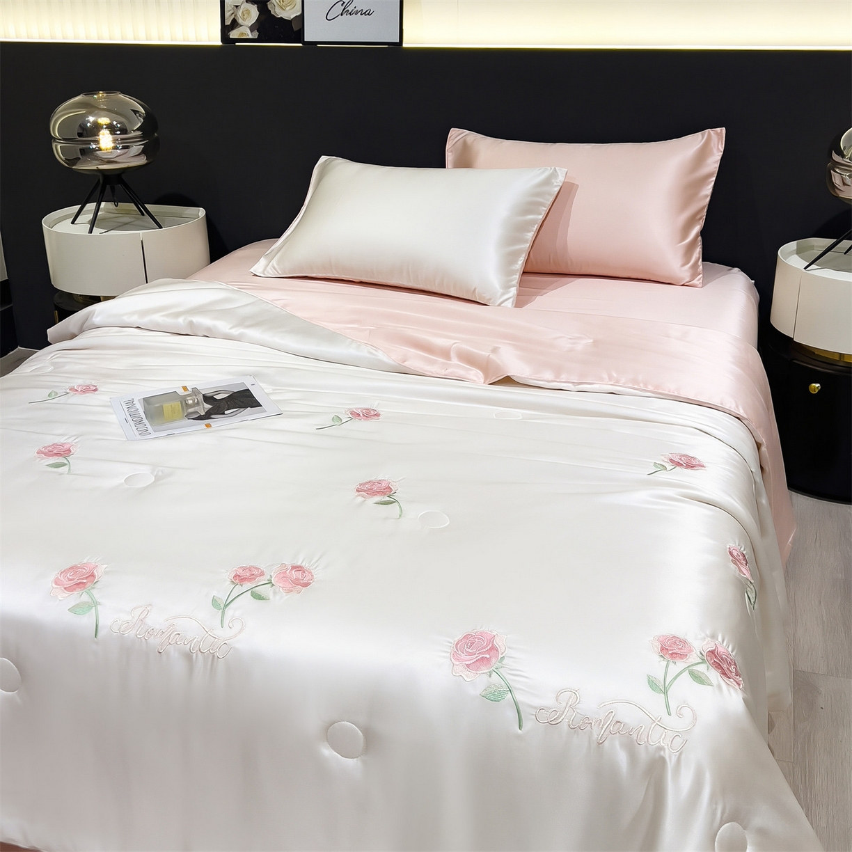 91家纺网 家纺一手货源 找家纺 兄弟坊 2026新款水洗冰丝刺绣夏被夏凉被夏被四件套 花伴眠-粉色