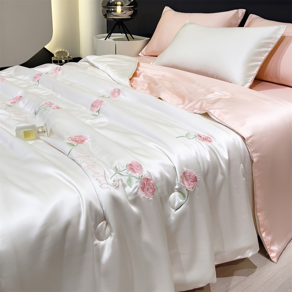 91家纺网 家纺一手货源 找家纺 兄弟坊 2026新款水洗冰丝刺绣夏被夏凉被夏被四件套 花伴眠-粉色