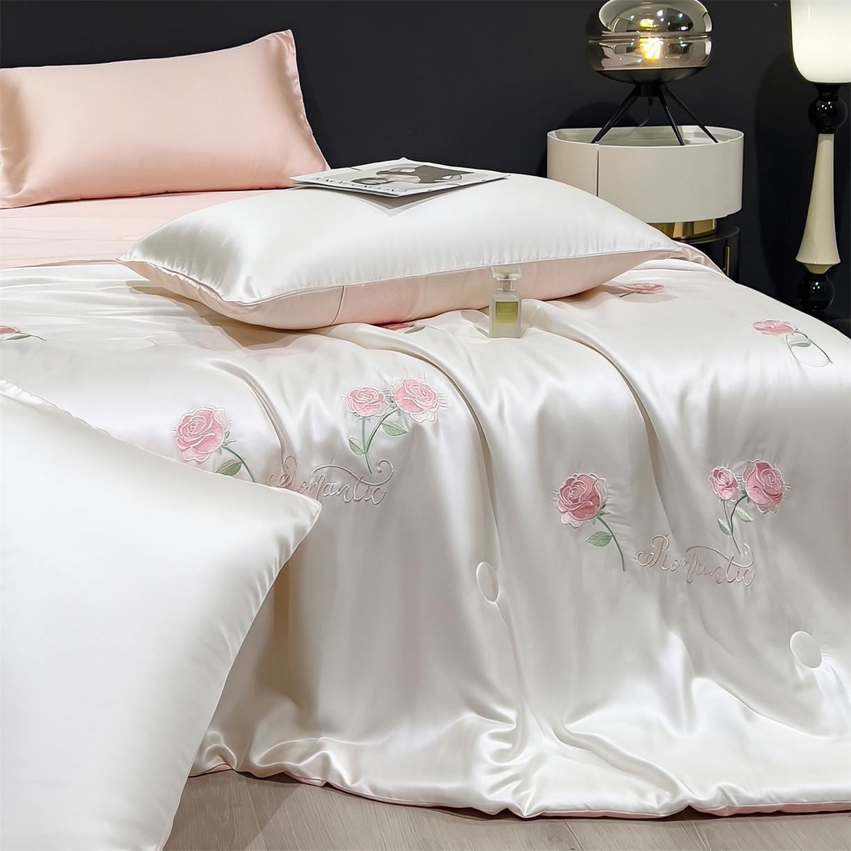 91家纺网 家纺一手货源 找家纺 兄弟坊 2026新款水洗冰丝刺绣夏被夏凉被夏被四件套 花伴眠-粉色