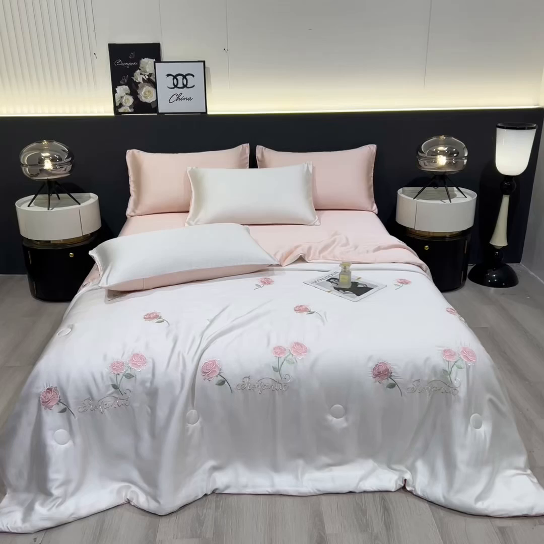 91家纺网 家纺一手货源 找家纺 兄弟坊 2026新款水洗冰丝刺绣夏被夏凉被夏被四件套 花伴眠-粉色