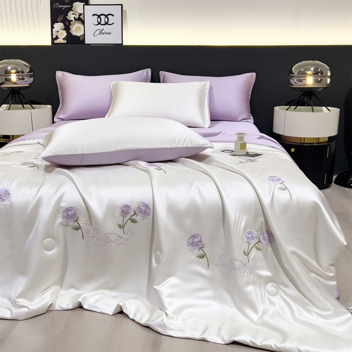 91家纺网 家纺一手货源 找家纺 兄弟坊 2026新款水洗冰丝刺绣夏被夏凉被夏被四件套 花伴眠-紫色