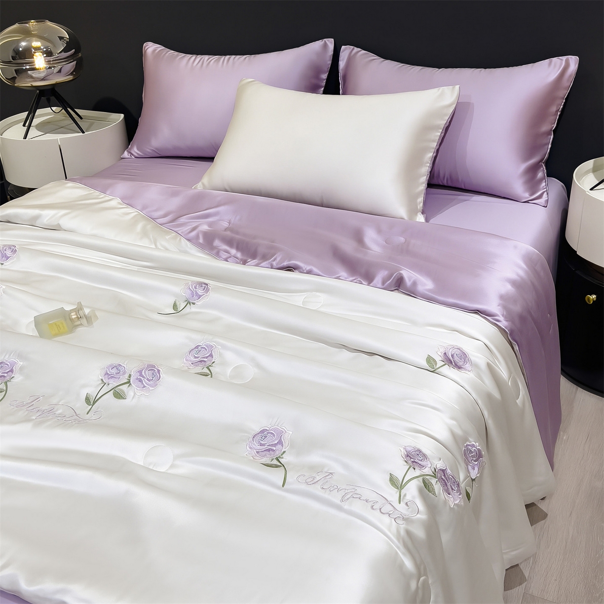 91家纺网 家纺一手货源 找家纺 兄弟坊 2026新款水洗冰丝刺绣夏被夏凉被夏被四件套 花伴眠-紫色