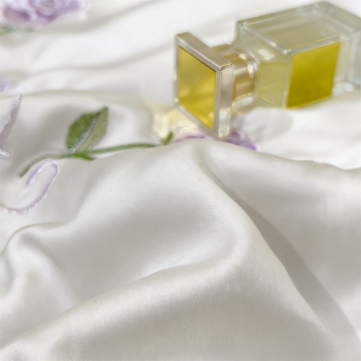 91家纺网 家纺一手货源 找家纺 兄弟坊 2026新款水洗冰丝刺绣夏被夏凉被夏被四件套 花伴眠-紫色