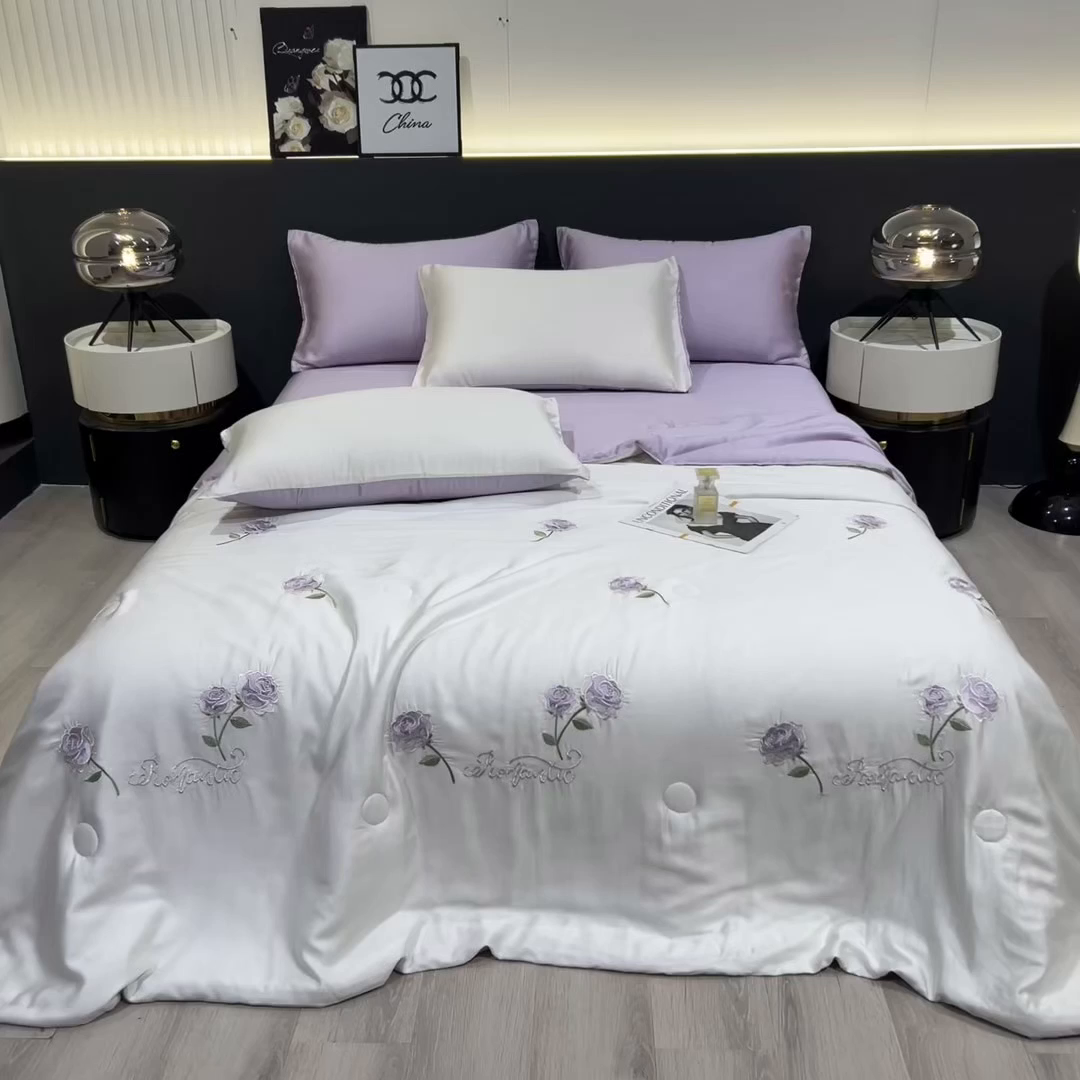 91家纺网 家纺一手货源 找家纺 兄弟坊 2026新款水洗冰丝刺绣夏被夏凉被夏被四件套 花伴眠-紫色