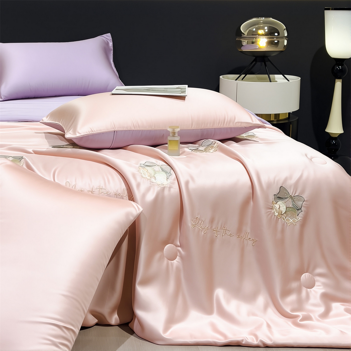 91家纺网 家纺一手货源 找家纺 兄弟坊 2026新款水洗冰丝刺绣夏被夏凉被夏被四件套 铃铛花序