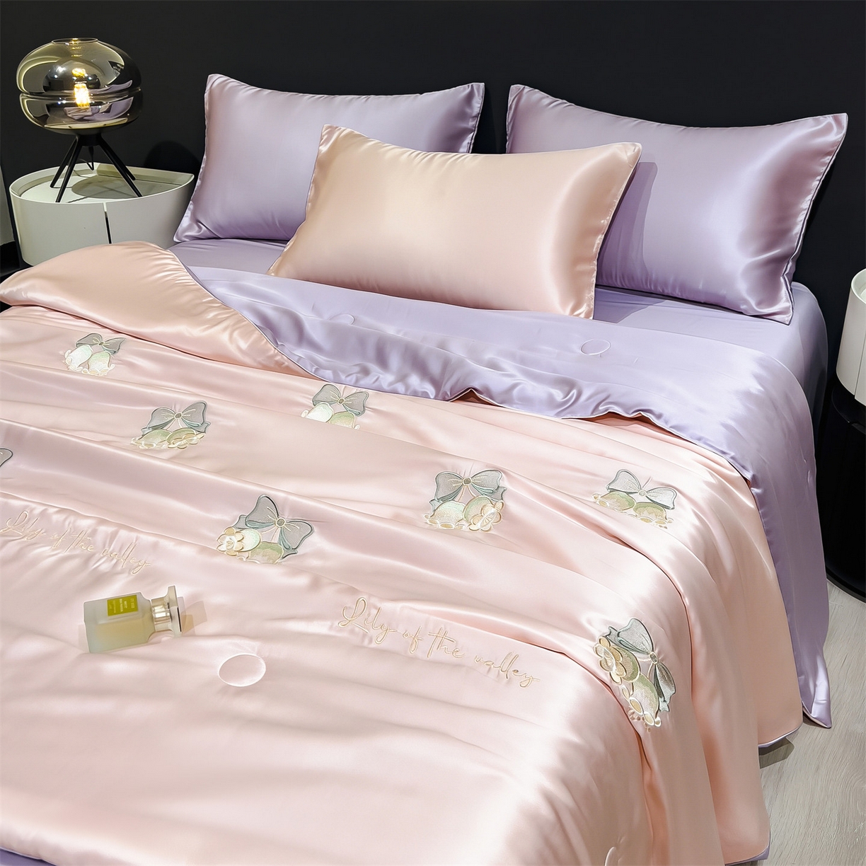 91家纺网 家纺一手货源 找家纺 兄弟坊 2026新款水洗冰丝刺绣夏被夏凉被夏被四件套 铃铛花序