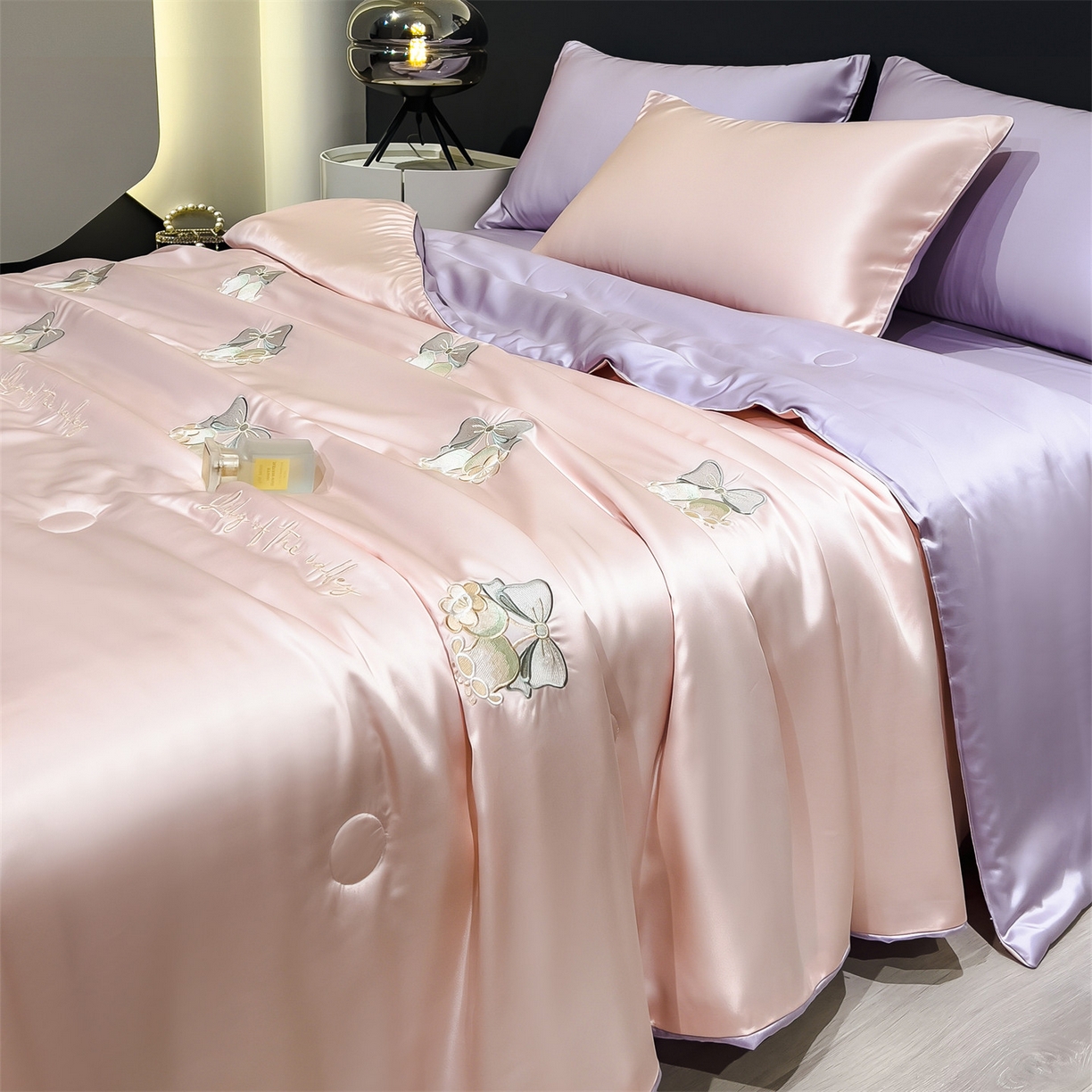 91家纺网 家纺一手货源 找家纺 兄弟坊 2026新款水洗冰丝刺绣夏被夏凉被夏被四件套 铃铛花序