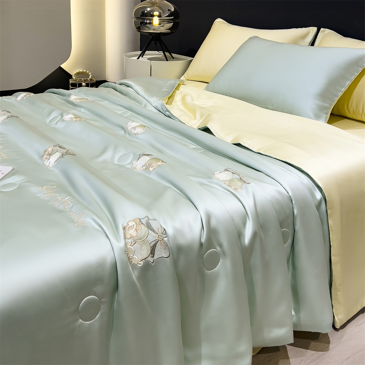 91家纺网 家纺一手货源 找家纺 兄弟坊 2026新款水洗冰丝刺绣夏被夏凉被夏被四件套 铃铛花序-薄荷色