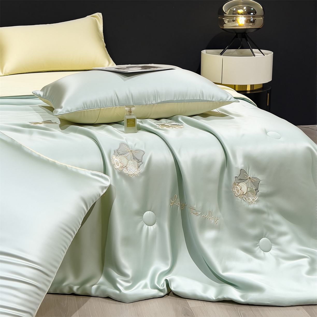 91家纺网 家纺一手货源 找家纺 兄弟坊 2026新款水洗冰丝刺绣夏被夏凉被夏被四件套 铃铛花序-薄荷色