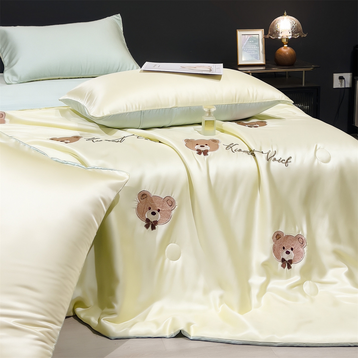 91家纺网 家纺一手货源 找家纺 兄弟坊 2026新款水洗冰丝刺绣夏被夏凉被夏被四件套 绒绒熊-暖黄