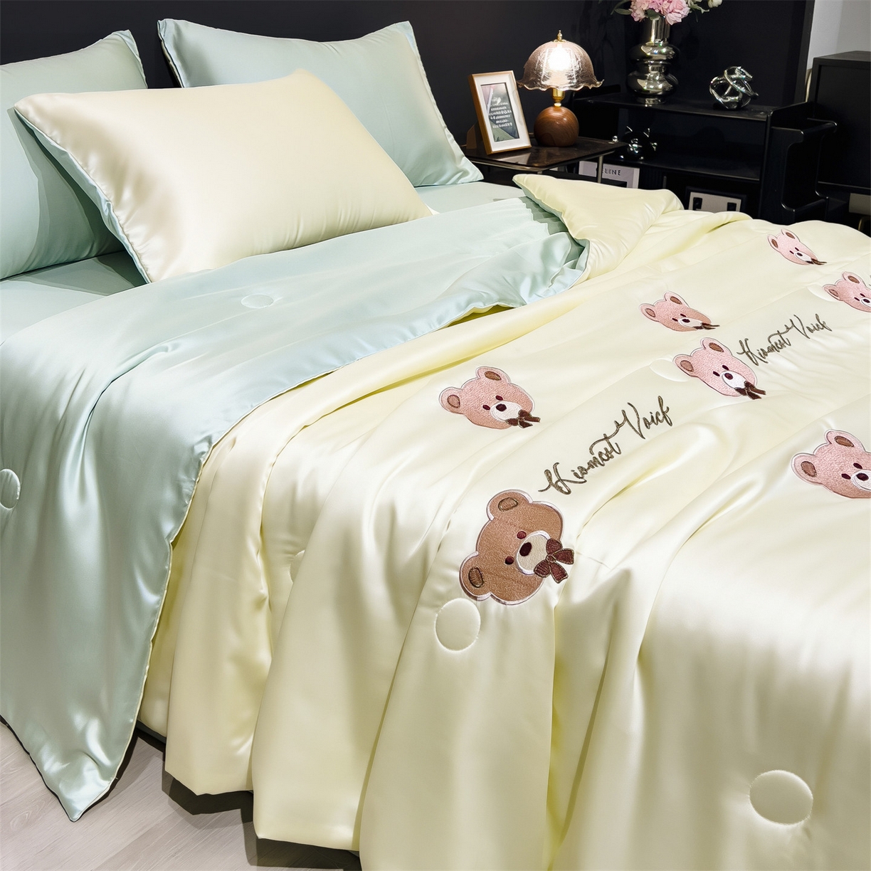 91家纺网 家纺一手货源 找家纺 兄弟坊 2026新款水洗冰丝刺绣夏被夏凉被夏被四件套 绒绒熊-暖黄