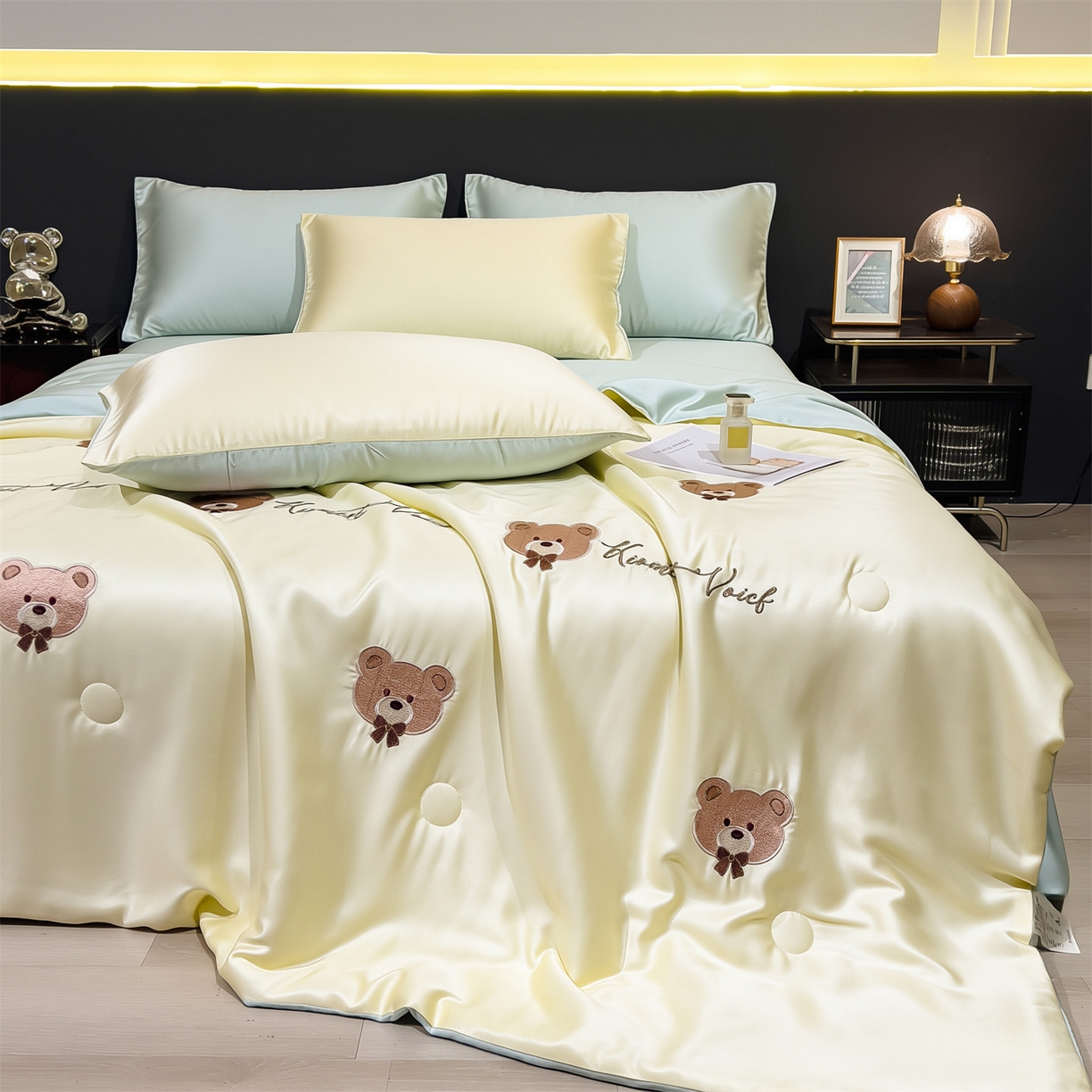 91家纺网 家纺一手货源 找家纺 兄弟坊 2026新款水洗冰丝刺绣夏被夏凉被夏被四件套 绒绒熊-暖黄