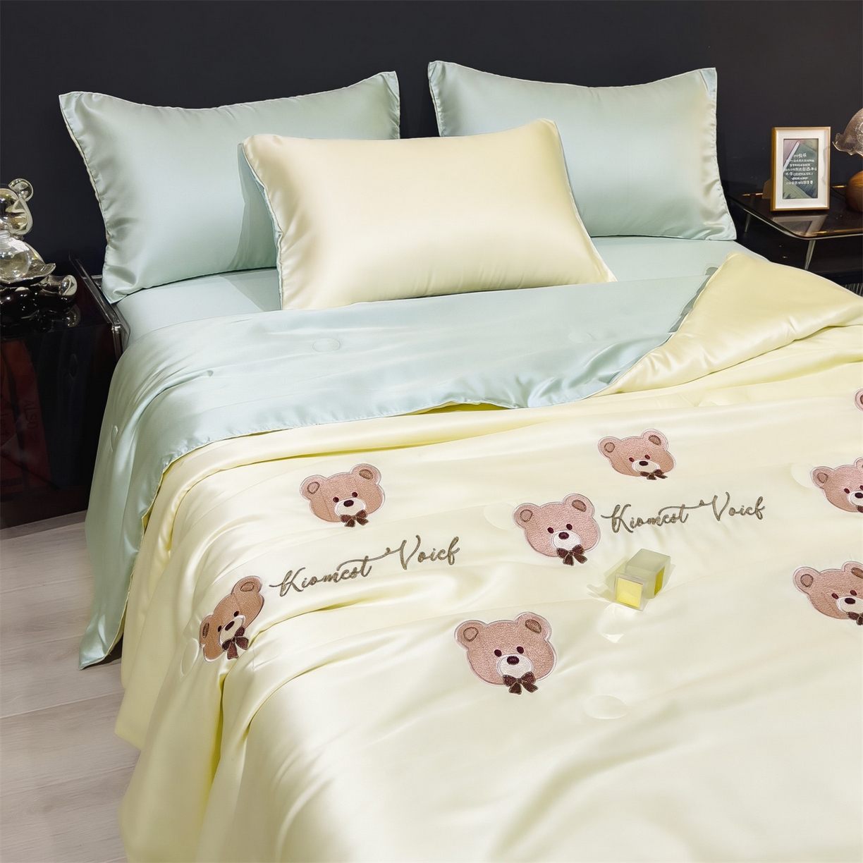 91家纺网 家纺一手货源 找家纺 兄弟坊 2026新款水洗冰丝刺绣夏被夏凉被夏被四件套 绒绒熊-暖黄