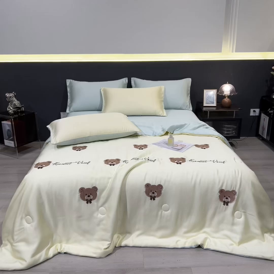 91家纺网 家纺一手货源 找家纺 兄弟坊 2026新款水洗冰丝刺绣夏被夏凉被夏被四件套 绒绒熊-暖黄