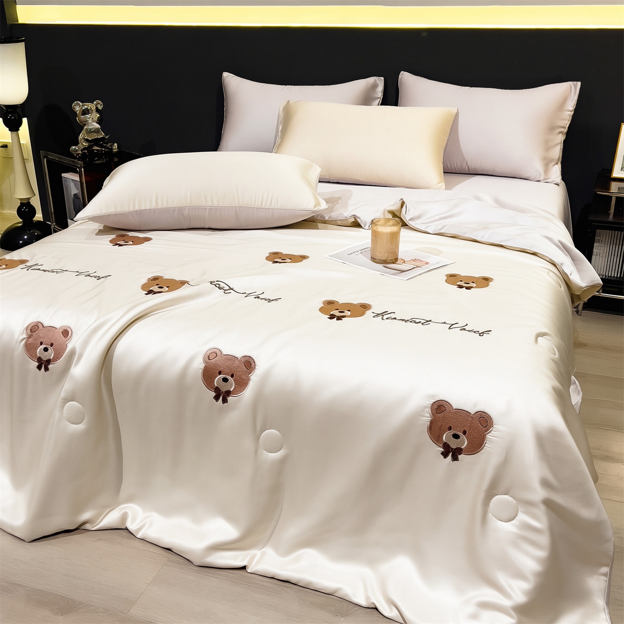 91家纺网 家纺一手货源 找家纺 兄弟坊 2026新款水洗冰丝刺绣夏被夏凉被夏被四件套 绅土熊-柔黄