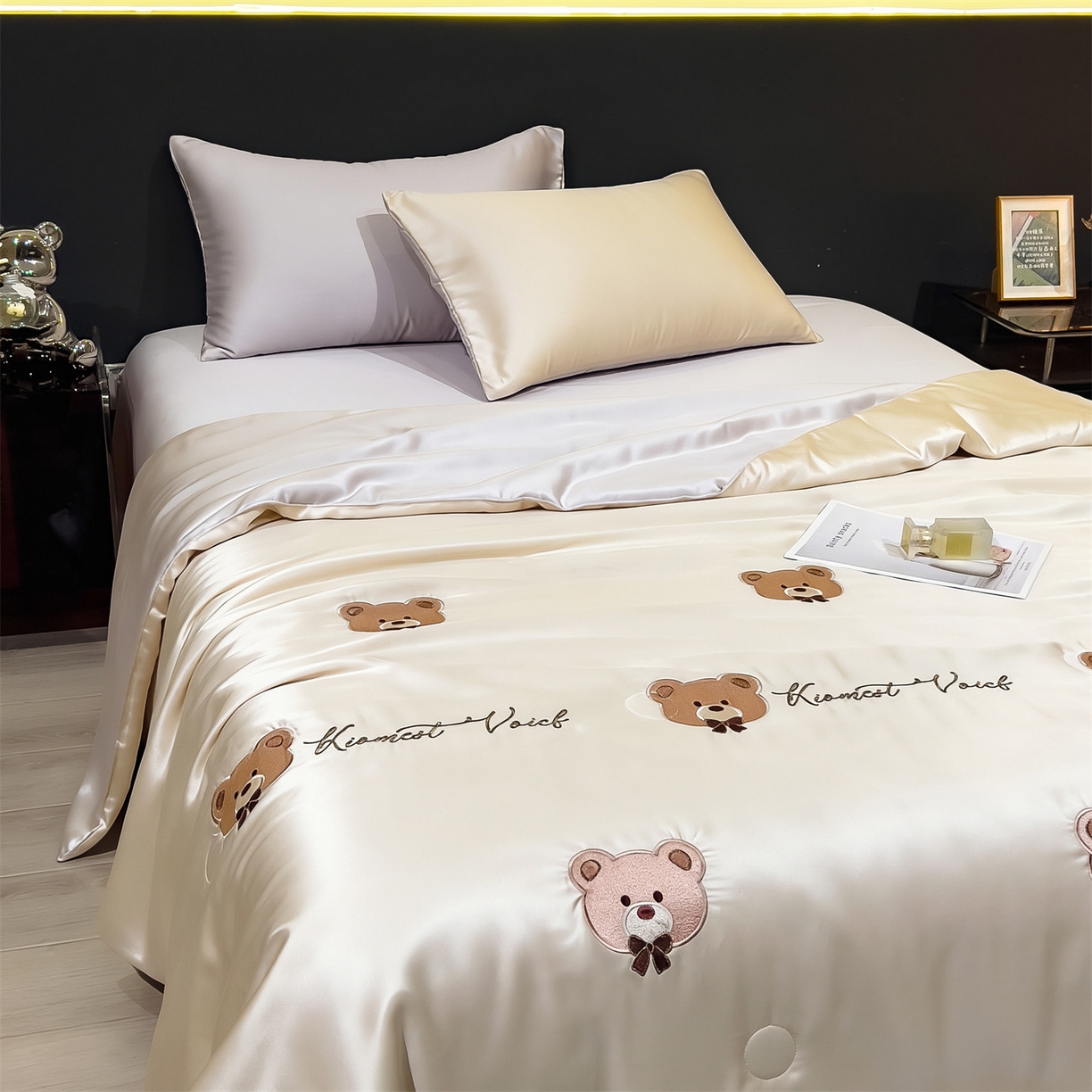 91家纺网 家纺一手货源 找家纺 兄弟坊 2026新款水洗冰丝刺绣夏被夏凉被夏被四件套 绅土熊-柔黄