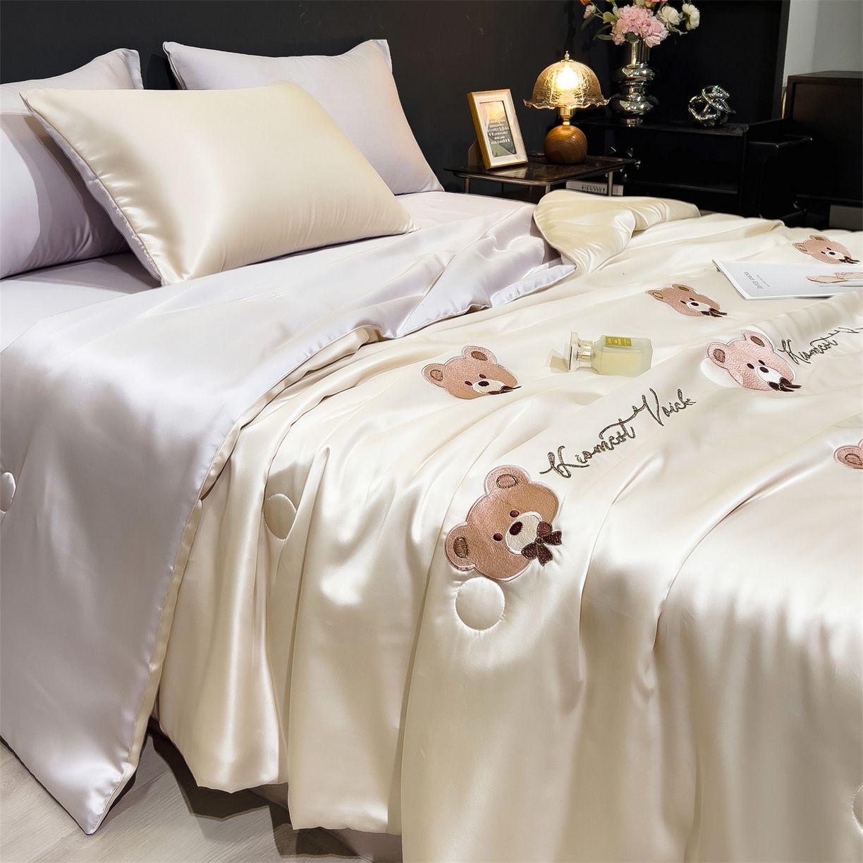 91家纺网 家纺一手货源 找家纺 兄弟坊 2026新款水洗冰丝刺绣夏被夏凉被夏被四件套 绅土熊-柔黄