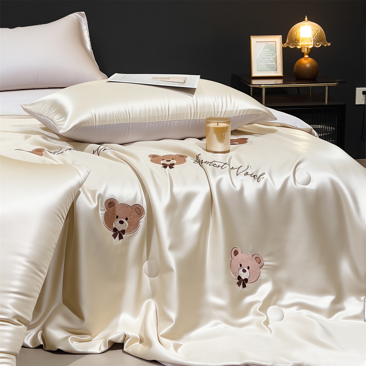 91家纺网 家纺一手货源 找家纺 兄弟坊 2026新款水洗冰丝刺绣夏被夏凉被夏被四件套 绅土熊-柔黄