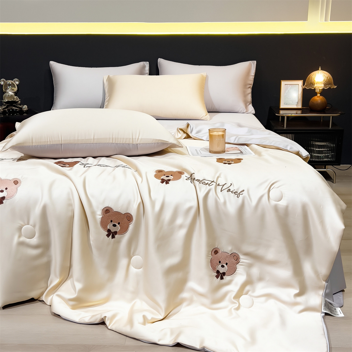 91家纺网 家纺一手货源 找家纺 兄弟坊 2026新款水洗冰丝刺绣夏被夏凉被夏被四件套 绅土熊-柔黄