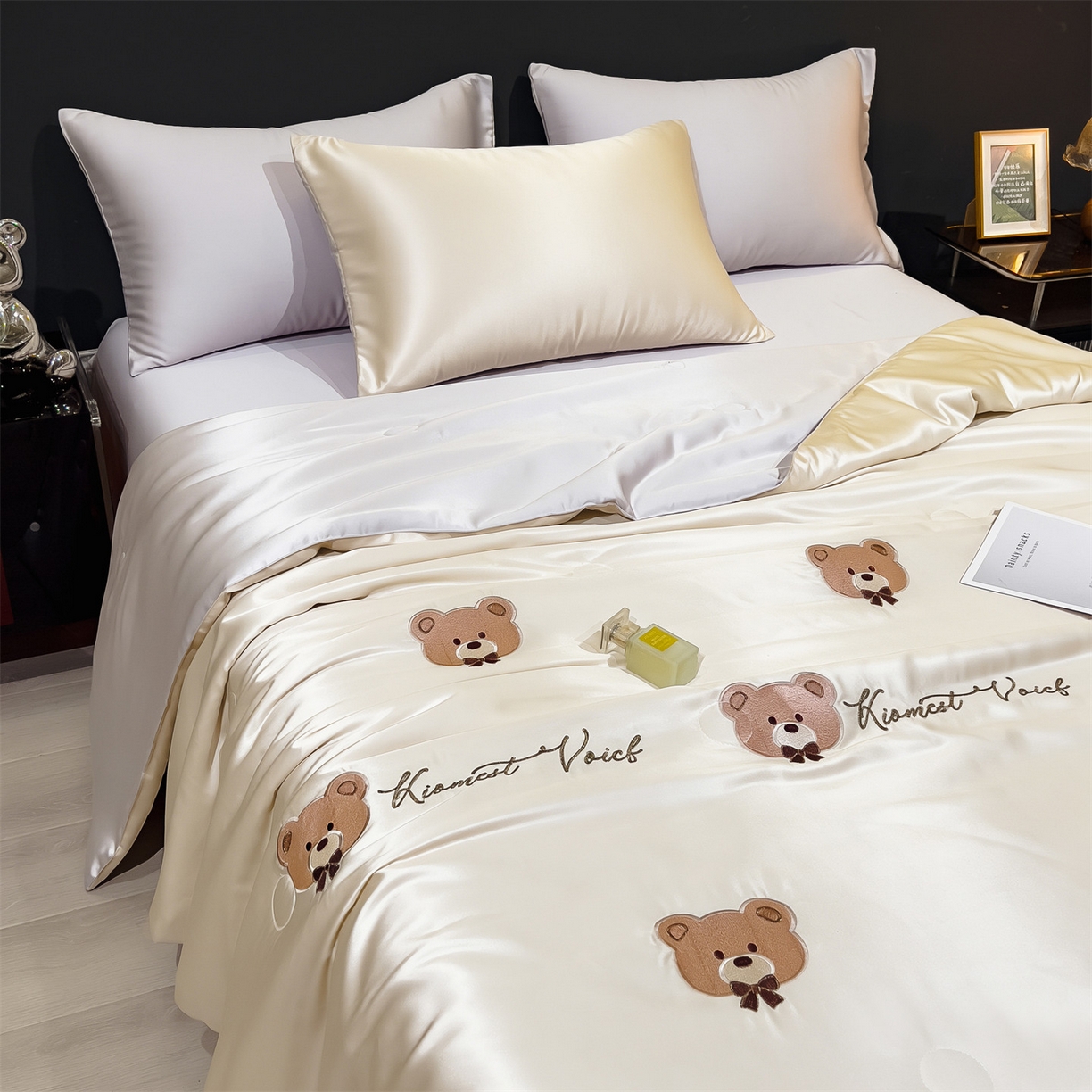 91家纺网 家纺一手货源 找家纺 兄弟坊 2026新款水洗冰丝刺绣夏被夏凉被夏被四件套 绅土熊-柔黄