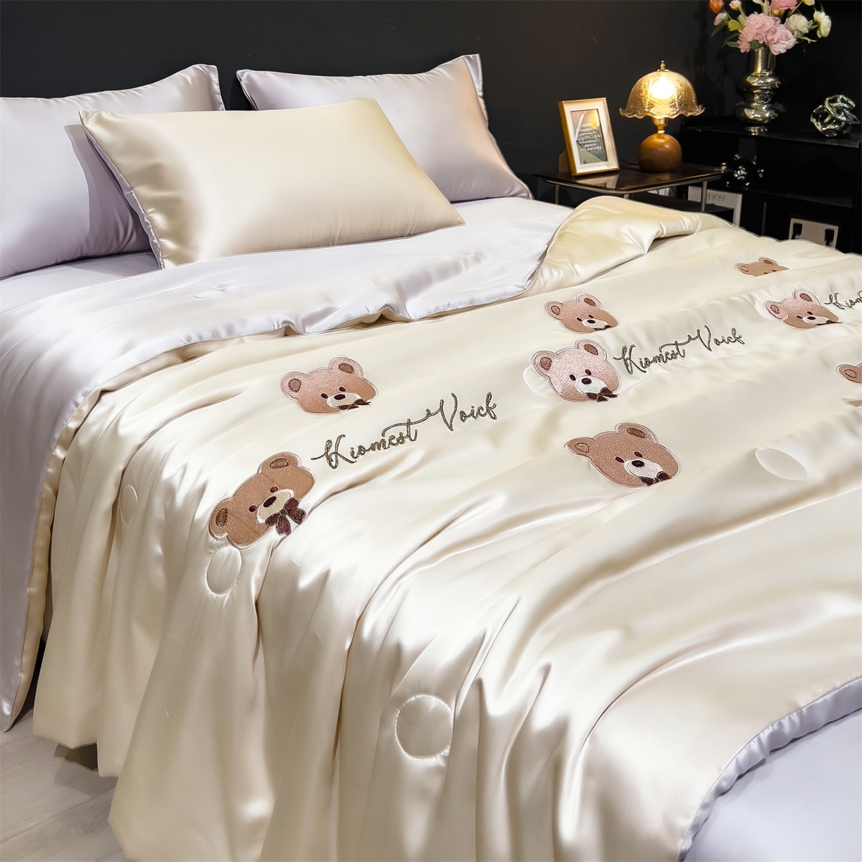 91家纺网 家纺一手货源 找家纺 兄弟坊 2026新款水洗冰丝刺绣夏被夏凉被夏被四件套 绅土熊-柔黄