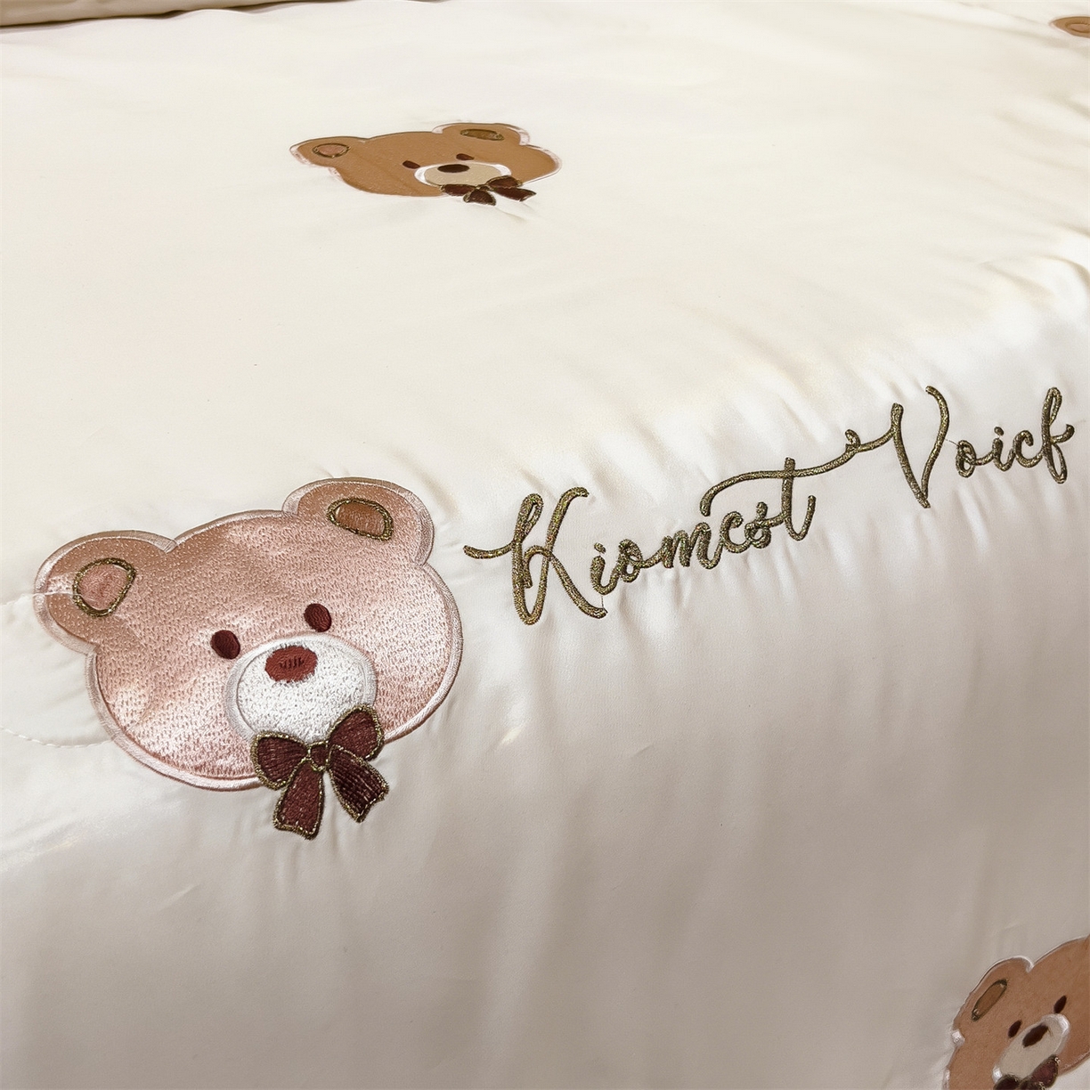 91家纺网 家纺一手货源 找家纺 兄弟坊 2026新款水洗冰丝刺绣夏被夏凉被夏被四件套 绅土熊-柔黄