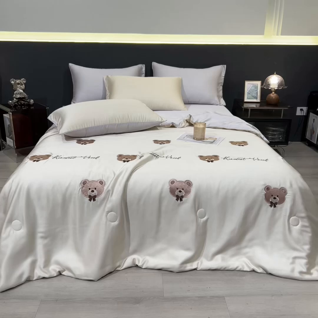 91家纺网 家纺一手货源 找家纺 兄弟坊 2026新款水洗冰丝刺绣夏被夏凉被夏被四件套 绅土熊-柔黄