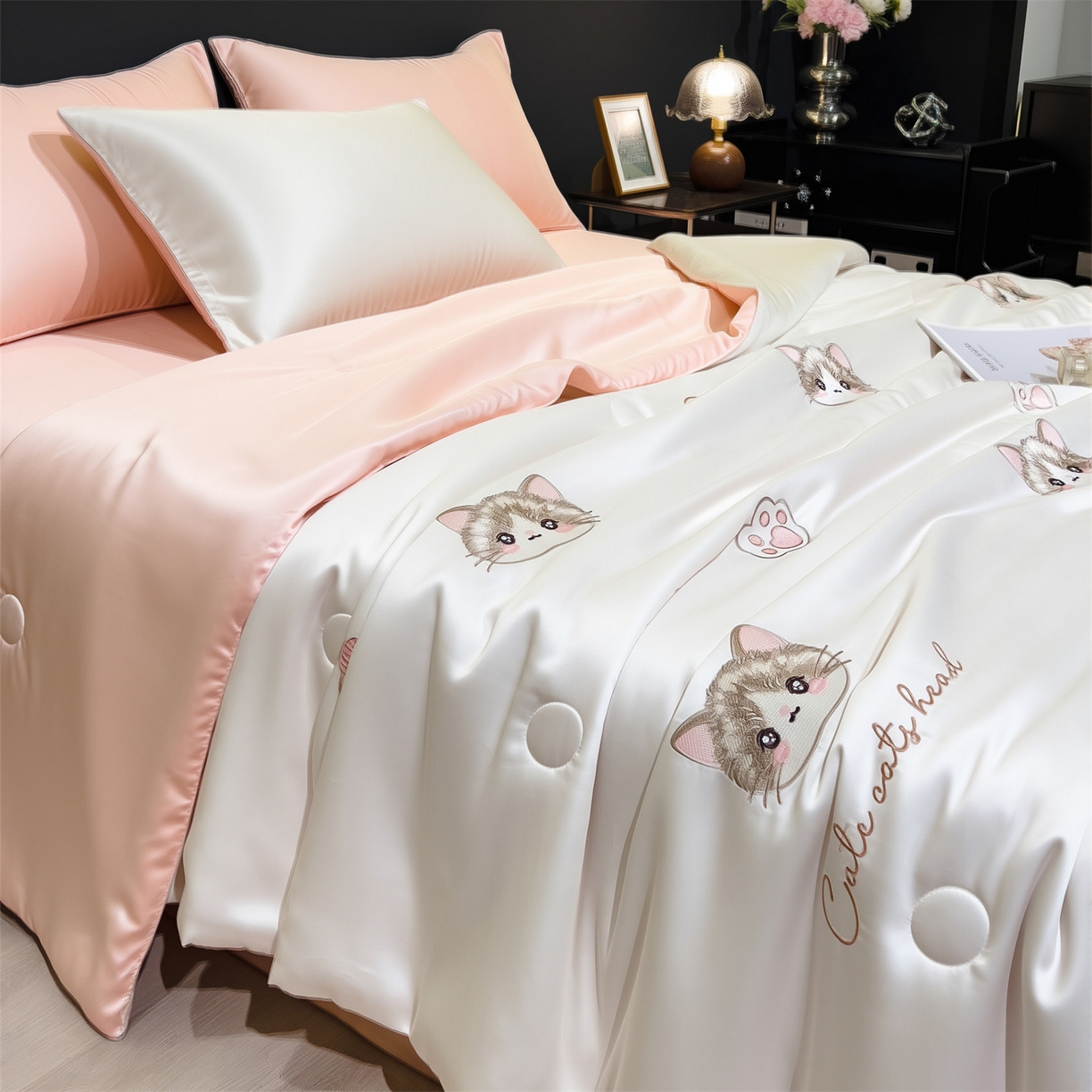 91家纺网 家纺一手货源 找家纺 兄弟坊 2026新款水洗冰丝刺绣夏被夏凉被夏被四件套 枕边猫-白色