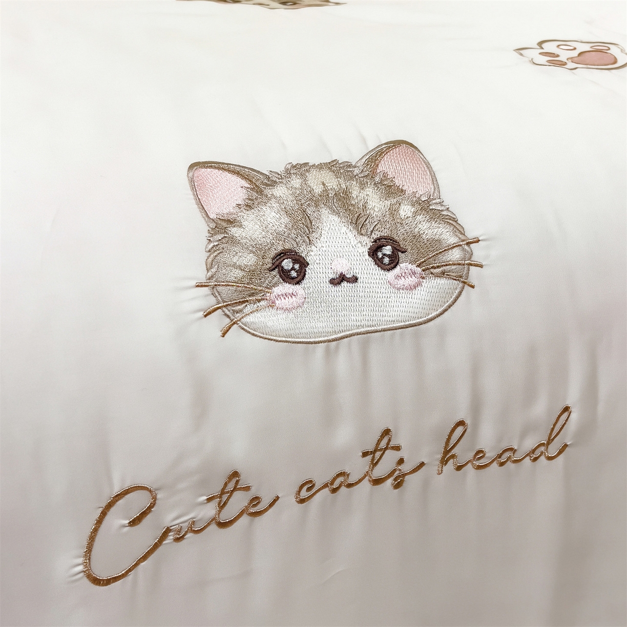 91家纺网 家纺一手货源 找家纺 兄弟坊 2026新款水洗冰丝刺绣夏被夏凉被夏被四件套 枕边猫-白色