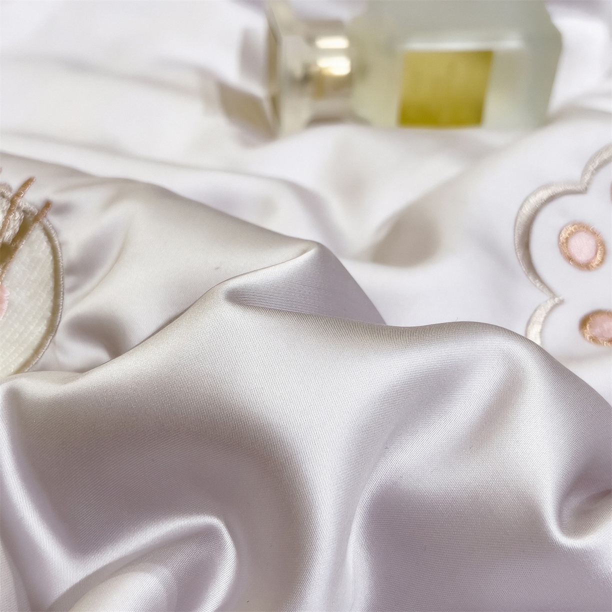 91家纺网 家纺一手货源 找家纺 兄弟坊 2026新款水洗冰丝刺绣夏被夏凉被夏被四件套 枕边猫-浅紫