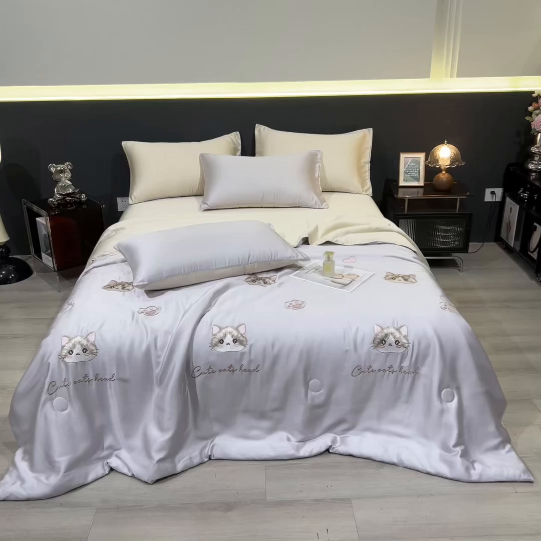 91家纺网 家纺一手货源 找家纺 兄弟坊 2026新款水洗冰丝刺绣夏被夏凉被夏被四件套 枕边猫-浅紫