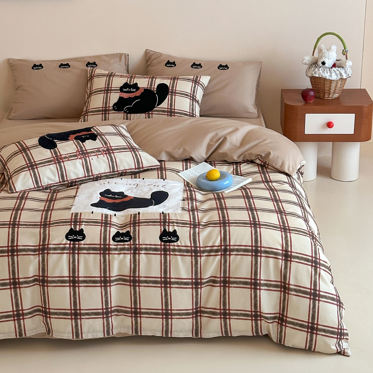 91家纺网 家纺一手货源 找家纺 桃子家居 2026新款A类纯棉全棉元气小马贴布绣高端刺绣工艺四件套系列 棉贴布绣-焦糖小黑猫