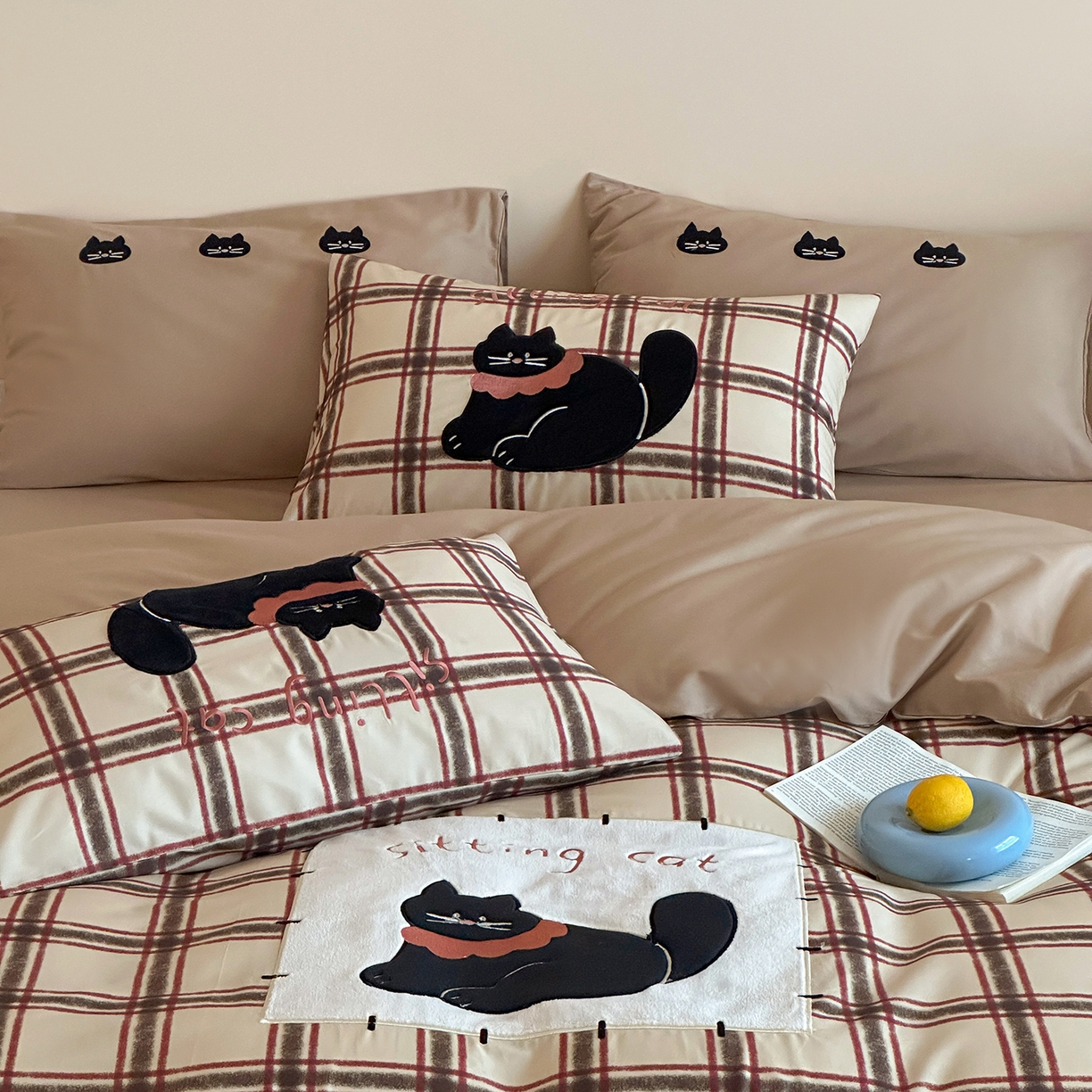 91家纺网 家纺一手货源 找家纺 桃子家居 2026新款A类纯棉全棉元气小马贴布绣高端刺绣工艺四件套系列 棉贴布绣-焦糖小黑猫