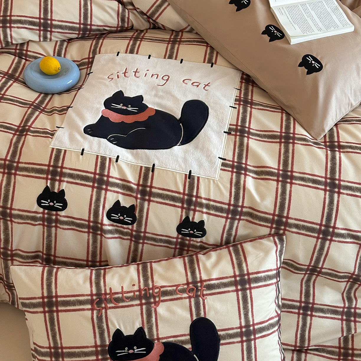 91家纺网 家纺一手货源 找家纺 桃子家居 2026新款A类纯棉全棉元气小马贴布绣高端刺绣工艺四件套系列 棉贴布绣-焦糖小黑猫