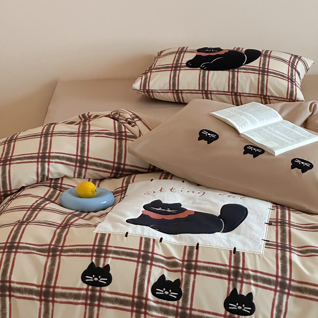 91家纺网 家纺一手货源 找家纺 桃子家居 2026新款A类纯棉全棉元气小马贴布绣高端刺绣工艺四件套系列 棉贴布绣-焦糖小黑猫