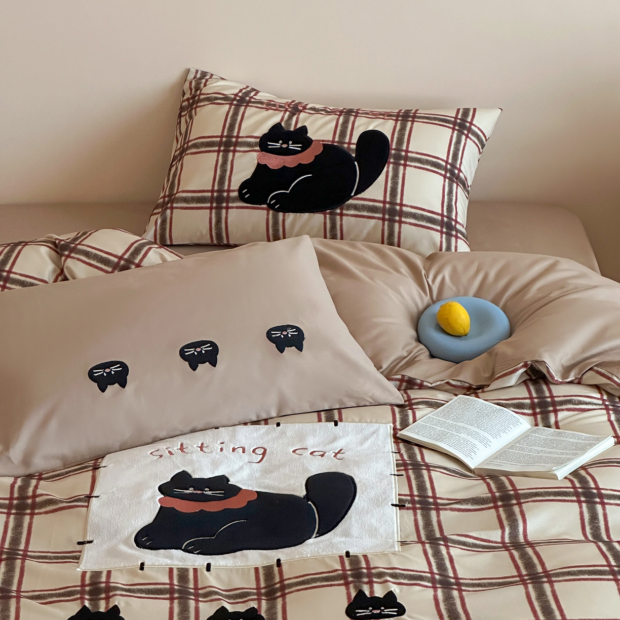 91家纺网 家纺一手货源 找家纺 桃子家居 2026新款A类纯棉全棉元气小马贴布绣高端刺绣工艺四件套系列 棉贴布绣-焦糖小黑猫