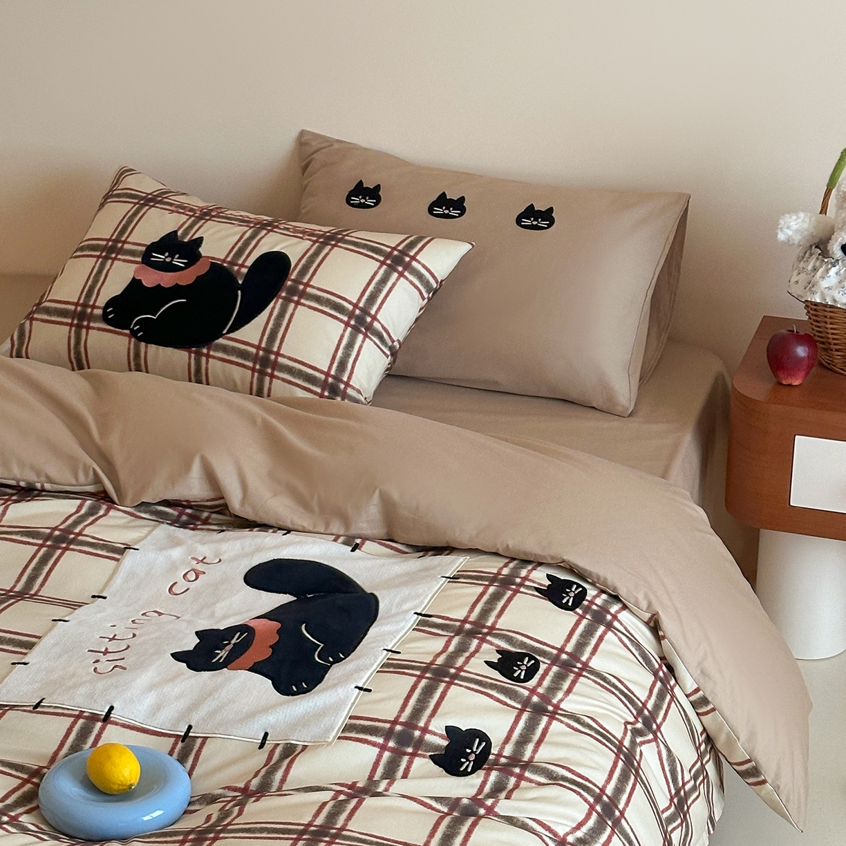 91家纺网 家纺一手货源 找家纺 桃子家居 2026新款A类纯棉全棉元气小马贴布绣高端刺绣工艺四件套系列 棉贴布绣-焦糖小黑猫