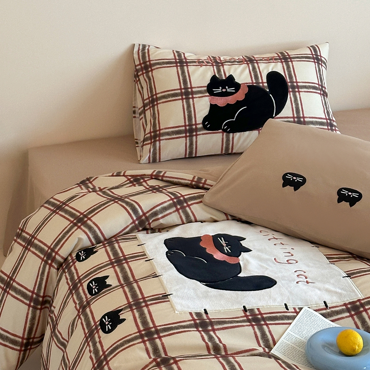 91家纺网 家纺一手货源 找家纺 桃子家居 2026新款A类纯棉全棉元气小马贴布绣高端刺绣工艺四件套系列 棉贴布绣-焦糖小黑猫